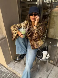 Streetstyle-Ansicht einer Frau in Leoparden-Webpelzjacke mit lässigen Jeans