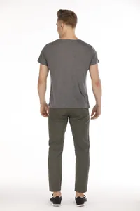 Vista posteriore di una comoda t-shirt casual grigia a maniche corte su un modello.