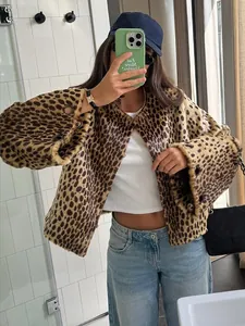 Spiegel-Selfie zeigt die Passform und Textur der kurzen Jacke mit Leopardenmuster am Model