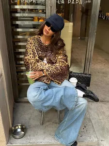 Nahaufnahme einer stylischen Kurzjacke mit Leopardenmuster im urbanen Mode-Stil.