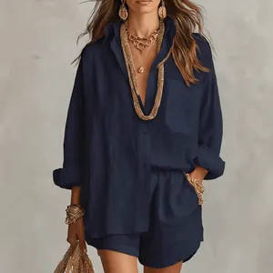 Élégant ensemble chemise et short bleu marine pour un look d'été décontracté