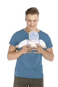 T-shirt da uomo blu con tasca a marsupio per neonati, vista dettaglio funzionale