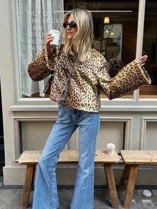Modischer Kurzmantel mit Leopardenmuster, getragen von einem Model in der Stadt