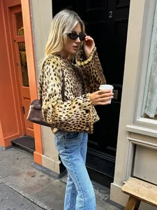 Stylische Kurzjacke mit Leopardenmuster aus Kunstpelz für schicken Herbst-Winter-Look