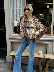 Modische Damenjacke mit Leopardenmuster aus Kunstpelz für schicke herbstliche Outfits.