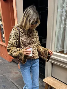 Modische Frau in einer Kurzjacke mit Leopardenmuster für Herbst und Winter 2025