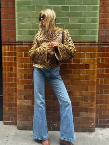Eine stylische Kurzjacke für Damen mit auffälligem Leopardenmuster und weichem Kunstfell