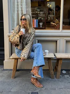 Detail einer Frau in einem schicken Kurzmantel mit Leopardenmuster in Streetwear-Optik