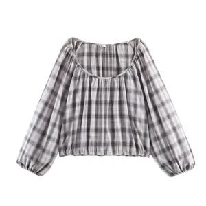 Vista detallada de blusa vintage a cuadros con mangas abullonadas y bajo elástico