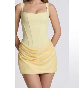 Detailansicht eines hellgelben, ärmellosen Korsett-Bodycon-Minikleids mit drapiertem Rock