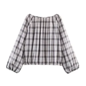 Vista posterior de una elegante blusa a cuadros grises con mangas de linterna