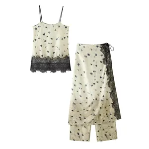 Completo da donna in tre pezzi con canotta in raso floreale e pantaloni in pizzo