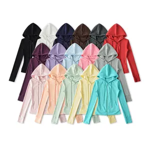 Detailoverzicht van veelkleurige slim fit yoga hoodies met rits van katoen
