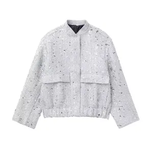Detailansicht der grauen Pailletten-Tweedjacke für Damen mit vorderen Pattentaschen