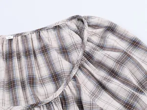 Detalle de cerca de una tela clásica de cuadros que muestra la textura del cuello.
