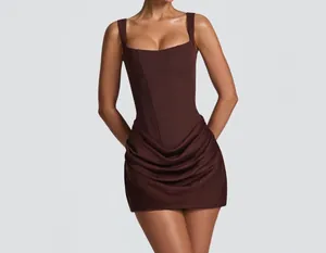 Detailansicht eines braunen, ärmellosen Bodycon-Kleides im Korsett-Stil mit drapiertem Rock