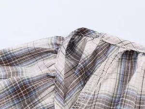 Primer plano de las costuras y el patrón de cuadros en la tela escocesa de moda