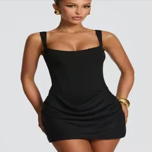 Detailansicht eines sexy schwarzen ärmellosen Bodycon-Minikleids mit quadratischem Ausschnitt