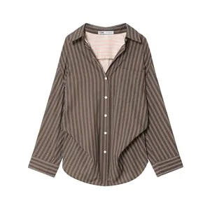 Vista completa di una camicia a righe marroni con maniche a pipistrello e colletto
