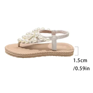 Dettaglio dei sandali con perle con indicazione dell'altezza del tacco di 1,5 cm.