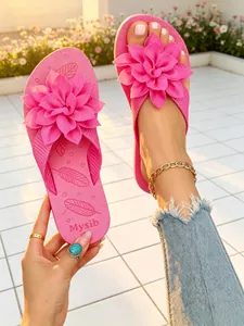 Dettaglio infradito rosa con decorazione floreale in tessuto e suola platform