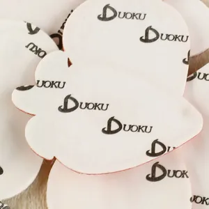 Patch ricamata autoadesiva marchio Duoku con supporto in carta protettiva abiti