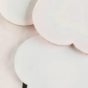 Vue macro de patchs brodés blancs auto-adhésifs pour la décoration de vêtements DIY