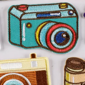 Hochwertiger Retro-Kamera-Stickaufnäher für DIY-Bastelarbeiten und Ausweishalter.