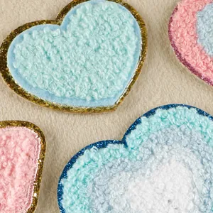 Assortiment de patchs cœurs en chenille avec bordures pailletées pour décoration DIY