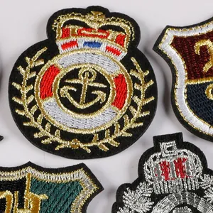 Toppe ricamate classiche con motivi di corona e ancora per uniformi scolastiche.