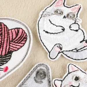 Süße weiße Katze und rosa Garnknäuel bestickte Aufbügler für DIY-Kleidungsdekoration