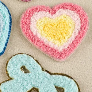 Écussons en chenille cœur et nœud avec broderie serviette pour déco DIY.