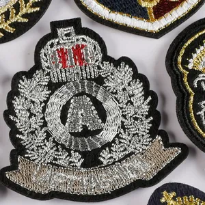 Patch distintivo accademia ricamato con stemma a corona d'argento e lettera A