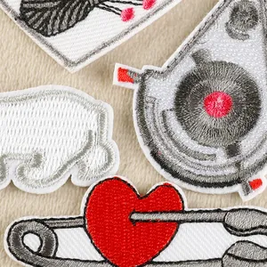 Sammlung von Cartoon-Herz- und Tier-Stickflicken zum Aufbügeln für Kleidung und Zubehör