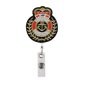 Porta badge retrattile professionale con toppa ricamata motivo corona e ancora per ID