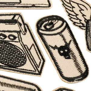 Toppe ricamate in stile schizzo retrò con disegni di fotocamera e teschio