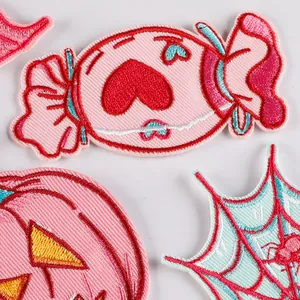Bunte gestickte Aufnäher mit Süßigkeiten, Kürbis und Spinnennetz für Ausweishalter