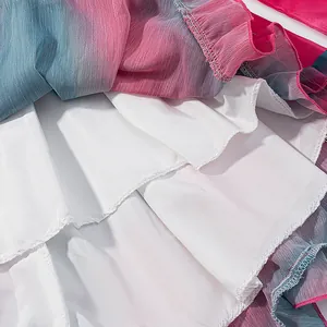 Vue rapprochée de la doublure à volants et du tissu plissé dégradé sur cette robe.