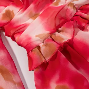 Gros plan des détails à volants sur une robe à manches longues à imprimé floral tie-dye