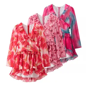 Vue détaillée de trois robes courtes à fleurs avec volants et manches longues