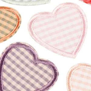 Collezione di toppe ricamate a scacchi a forma di cuore per decorare borse e vestiti