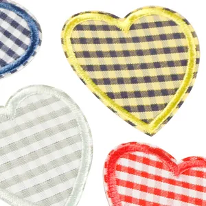 Set di quattro toppe ricamate a forma di cuore a quadretti in vari colori assortiti