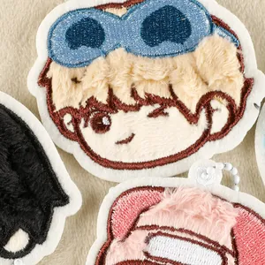 Süßer Anime-Charakter Plüsch bestickter Schlüsselanhänger für Schultaschen Deko-Accessoire