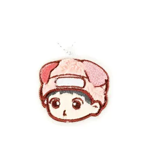 Süßer Plüsch-Stickerei-Schlüsselanhänger mit Cartoon-Anime-Jungen für Schultaschen