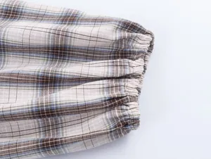 Primer plano detallado de la tela con estampado de cuadros y puño elástico fruncido.