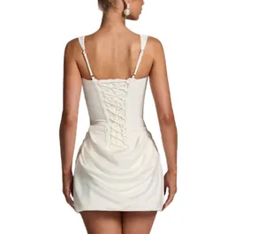 Detailansicht der Rückseite eines weißen Bodycon-Minikleids mit Schnürung