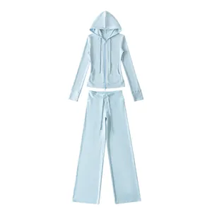 Volledig overzicht van lichtblauwe katoenen hoodie en bijpassende wijde yoga broek set