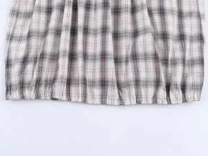 Detalle de cerca de tela de cuadros con dobladillo elástico y costuras fruncidas finas