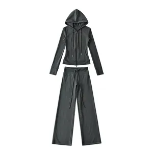 Detailoverzicht van antracietgrijs tweedelig trainingspak met hoodie met rits en broek