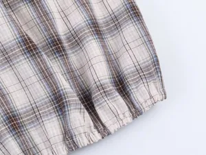 Detalle de la textura de tela a cuadros y dobladillo elástico de conjunto para mujer